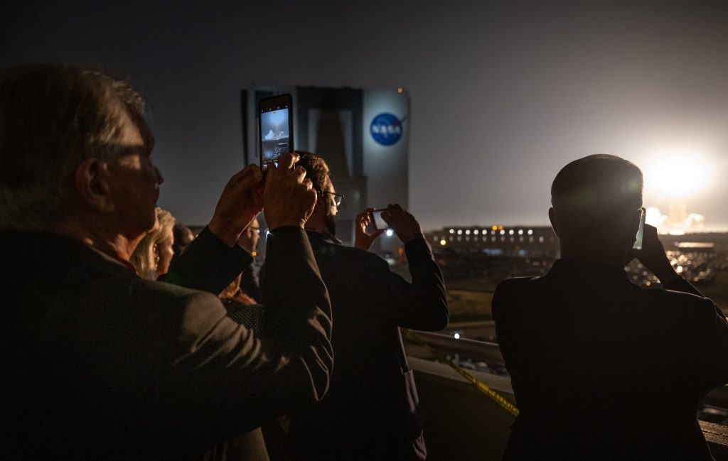 Zuschauer beobachten den Start der „Orion“ vom Operations- und Support-Gebäude II am Kennedy Space Center der NASA. | Foto: NASA/Bill Ingalls