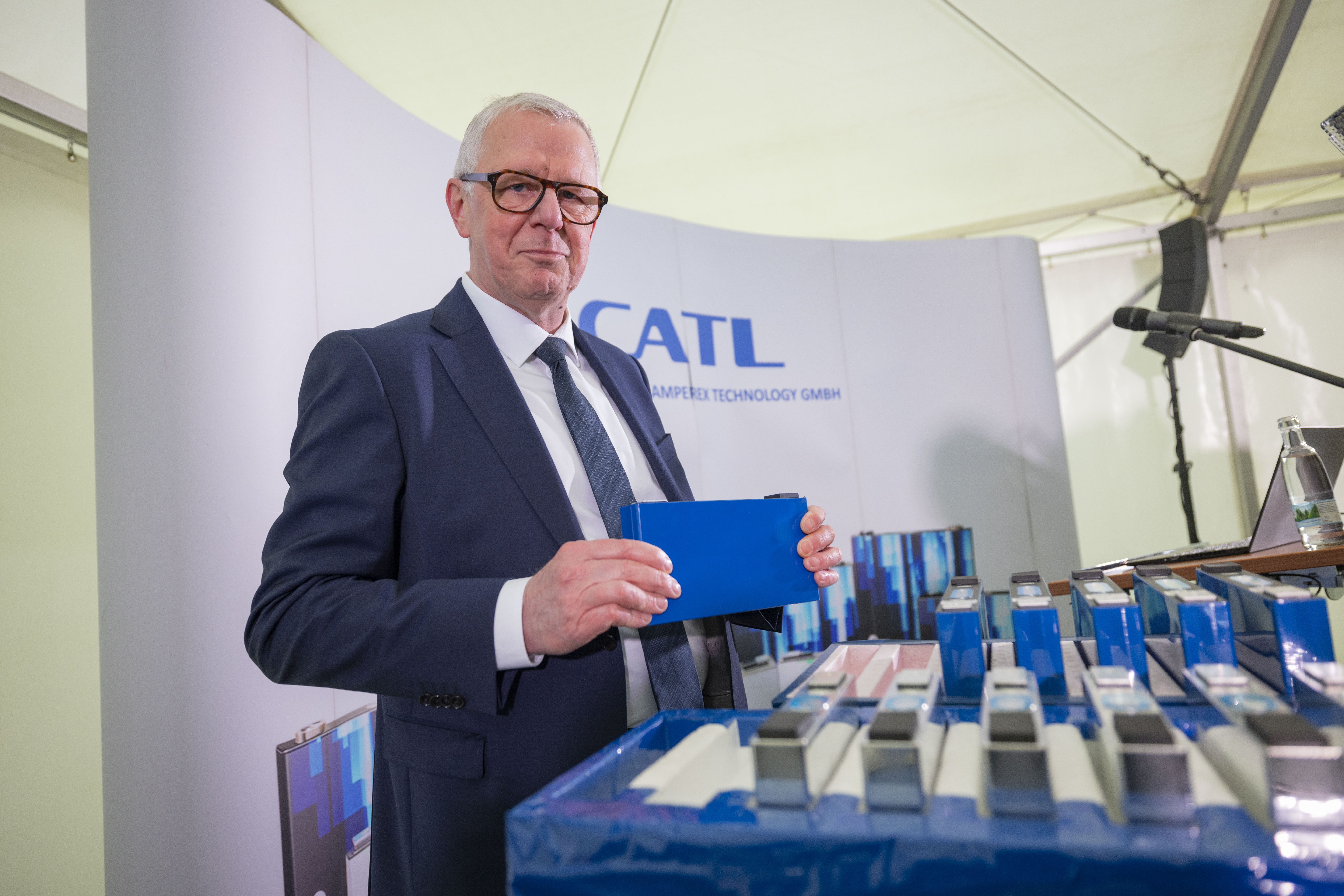 CATL-Europapräsident Matthias Zentgraf mit einer Batteriezelle aus dem Arnstädter Werk. (Foto: CATL – Paul Phillip Braun