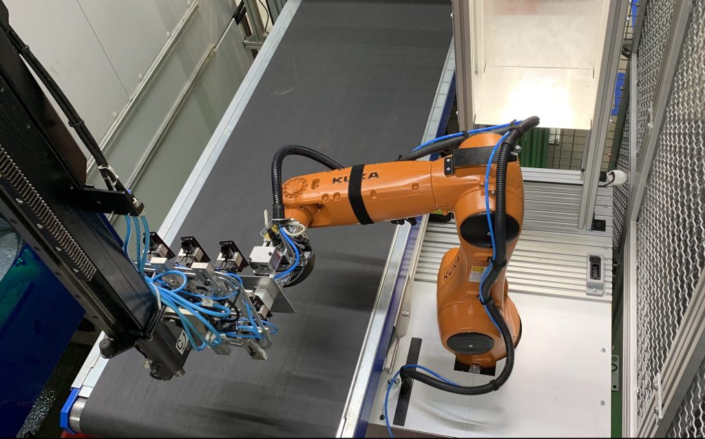 Gelenkarm Roboter im Fertigungsumfeld führt Qualitätskontrolle von Massen und Oberflächen durch