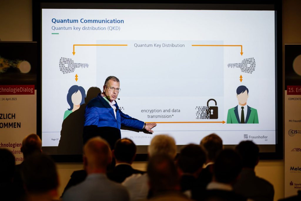 Prof. Dr. Andreas Tünnermann erklärt Quantenkommunikation