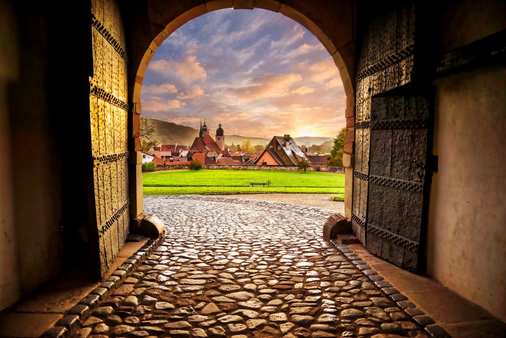 Schmalkalden – am Südrand des Thüringer Waldes gelegen – ist eine historisch geprägte aber auch selbstbewusste und lebenswerte Stadt Blick auf Schmalkalden vom Innenhof des Schlosses Wilhelmsburg