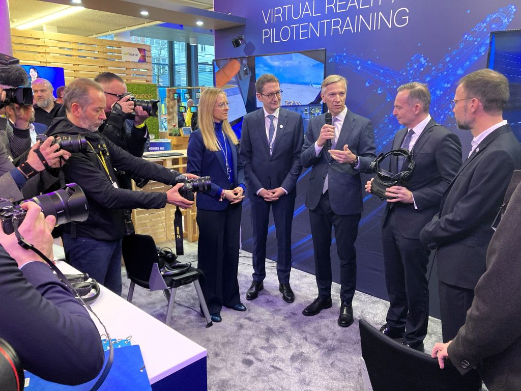 Digital Gipfel 2023: Bundesminister Volker Wissing bei Vorführung Virtual Reality Pilotentraining