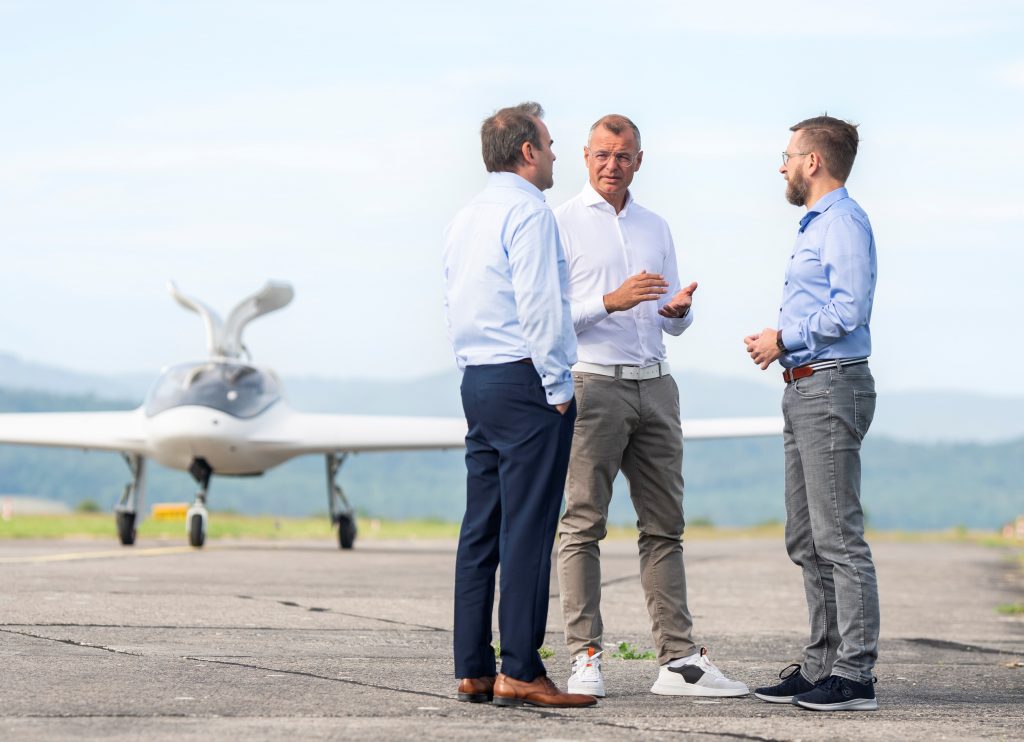 Sven Lindig und Geschäftsführer der LIFT Air GmbH Dr. Sören Bräutigam und Dr. Hanns-Walter Schulz