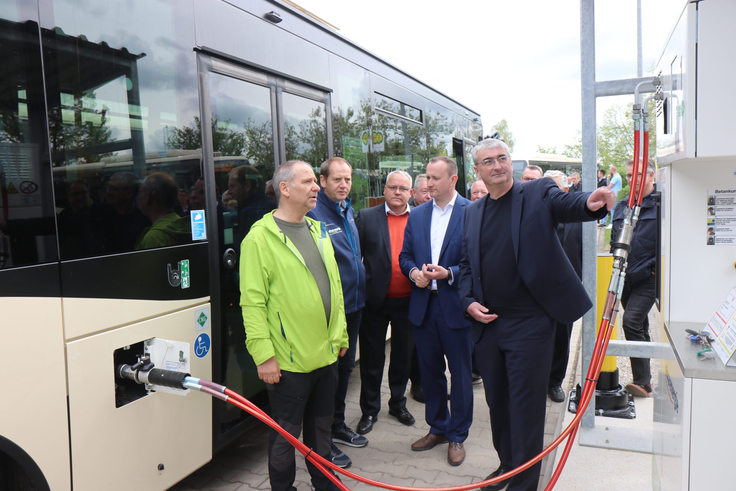 Inbetriebnahme eines Gasbusses mit dem damaligen<br />
Umweltminister Bernhard Stengele (links im Bild)