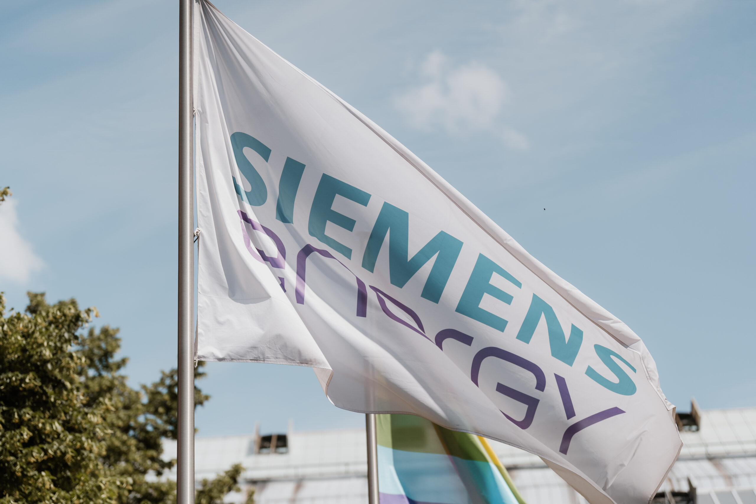 Eine Fahne von Siemens Energy flattert im Wind.